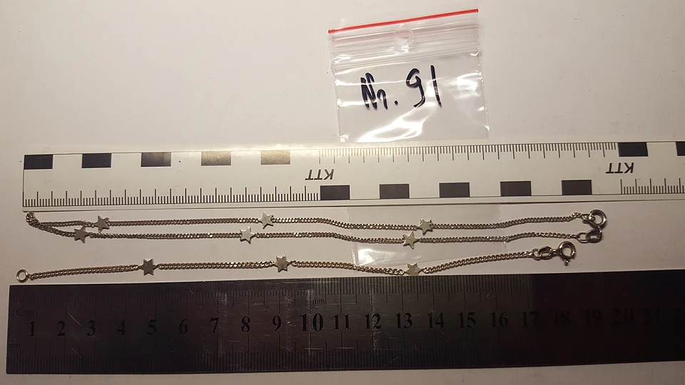 Asservat 91: drei Ketten mit jeweils 3 Sternen