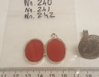 Asservat 240 bis 242: unter anderem ein Amulett, rot ausstaffiert