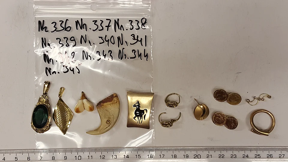 Asservate 336 bis 345: Kettenanh&auml;nger und diverses