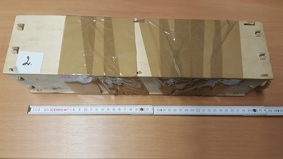 Asservat 2: eine handgefertigte Holzkiste / L&auml;nge ca.39 cm