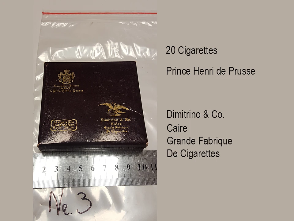 Asservat 3: weinrote Zigarettenschachtel / 20 Cigarettes / Prince Henri de Prusse / Dimitrino & Co. / Caire / Grande Fabrique /De Cigarettes