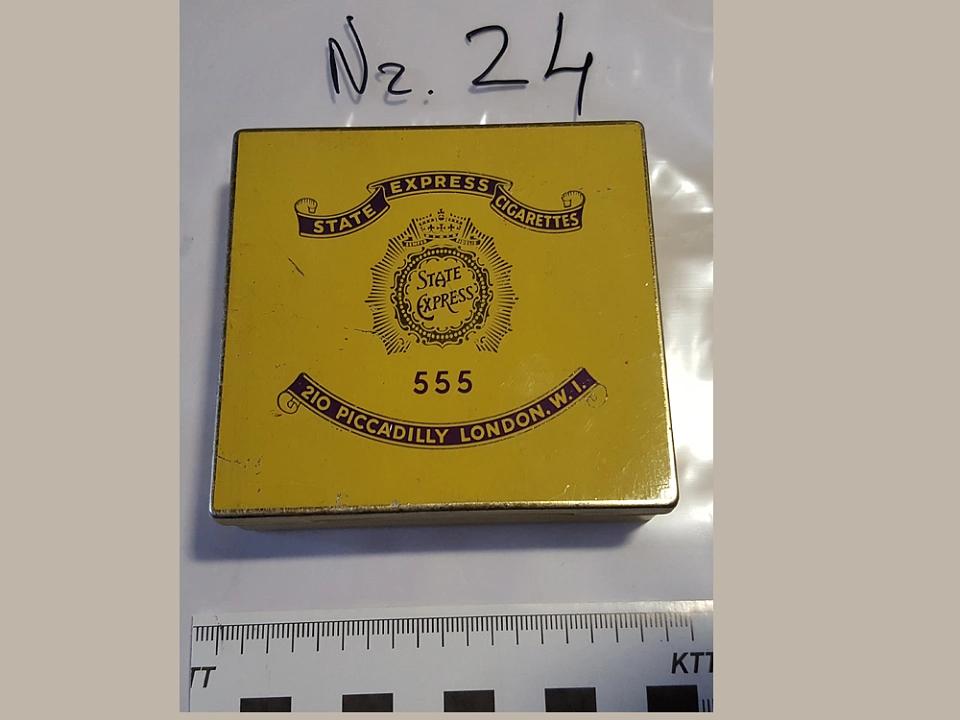 Asservat 24: Zigarettendose / State Express Cigarettes / 555 / 210 Piccadilly London.W.I