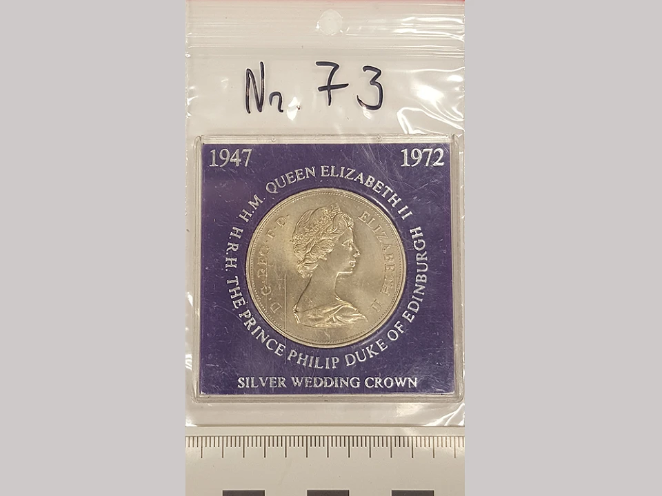 M&uuml;nze Nummer 73: H.M. QUEEN ELIZABETH II / H.R.H THE PRINCE PHILIP DUKE OF EDINBURGH / SILVER WEDDING CROWN / 1947 - 1972