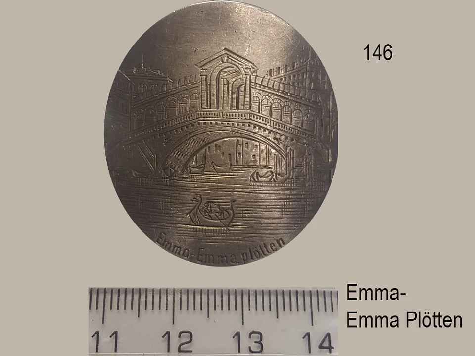 Asservat 146: Brosche oder Knopf mit venezianischem Motiv / Aufschrift Emma- Emma pl&ouml;tten