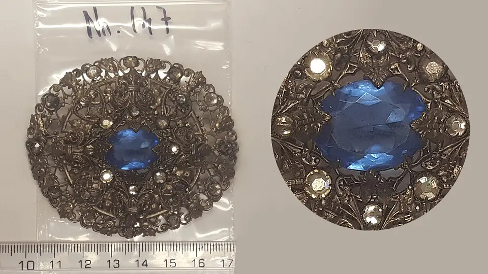 Asservat 147: ca. 7 cm gro&szlig;e Brosche mit blauem Stein