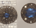 Asservat 147: ca. 7 cm große Brosche mit blauem Stein