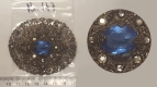 Asservat 147: ca. 7 cm große Brosche mit blauem Stein