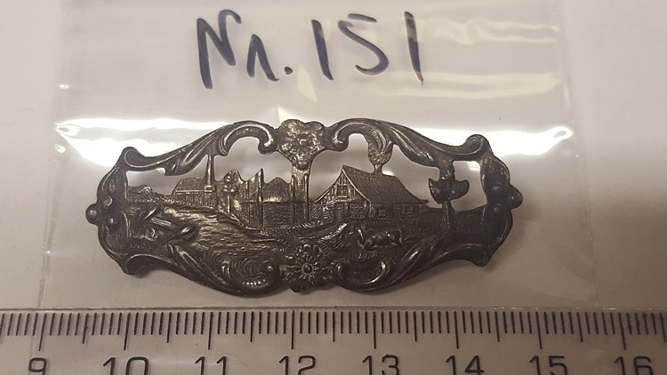 Asservat 151: Brosche mit l&auml;ndlicher Kulisse