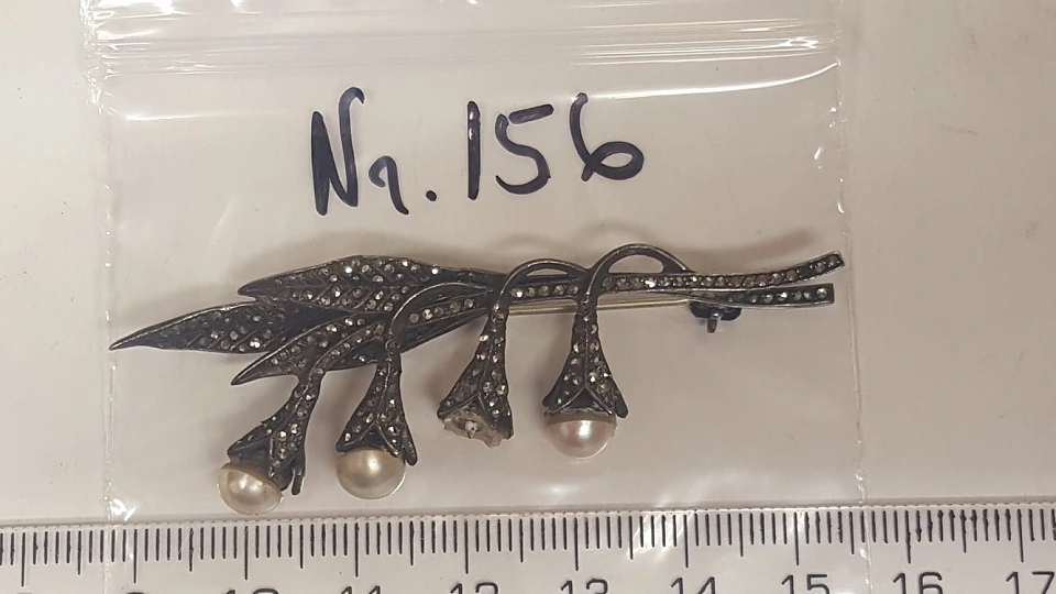 Asservat 156: Brosche / florales Design mit urspr&uuml;nglich vier Perlen / eine fehlende Perle