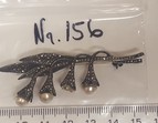 Asservat 156: Brosche / florales Design mit ursprünglich vier Perlen / eine fehlende Perle