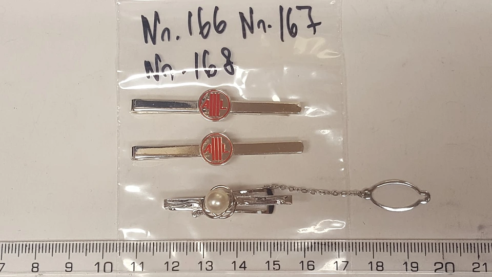 Asservat 166 bis 168: Anstecknadeln / 2 davon mit roter Aufschrift A|||L 