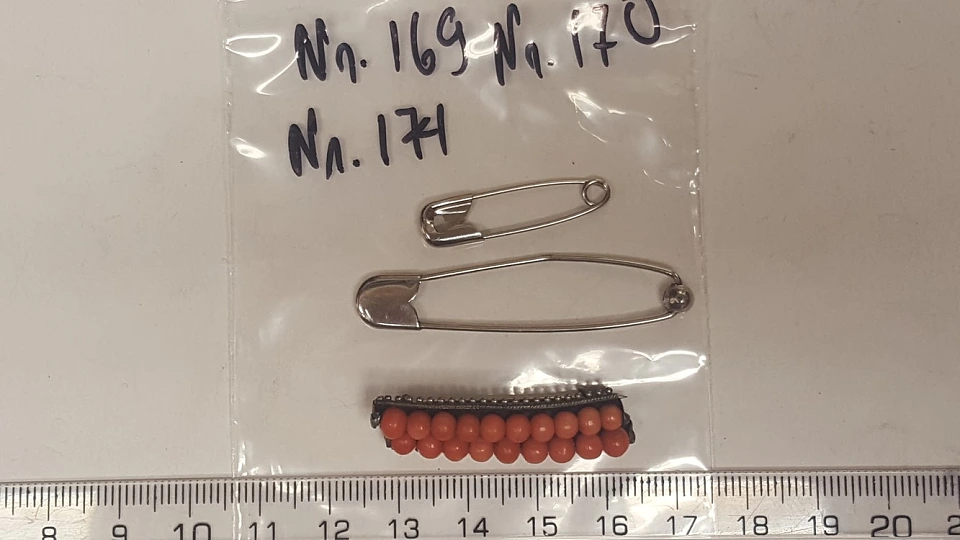 Asservat 169 bis 170: Brosche mit 19 roten Kugeln besetzt / zwei Sicherheitsnadeln