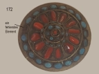 Asservat 172: Brosche oder Knopf mit roten und blauen Elementen / ein blaues Element fehlt