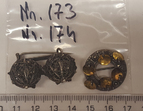 Asservate 173 bis 174: zwei bronzefarbene Broschen / ein mit goldenen Metallplättchen besetzt
