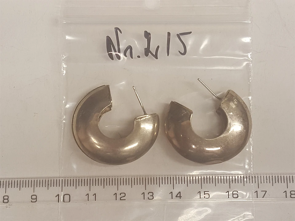 Asservat 215: Ohrstecker / dreiviertel eines Ringes