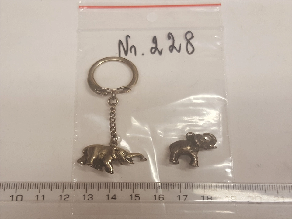 Asservat 228: zwei Elefanten als Anh&auml;nger