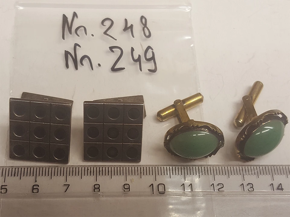 Asservate 248 bis 249: Manschettenkn&ouml;pfe / quadratisch / Oval mit gr&uuml;nem Stein