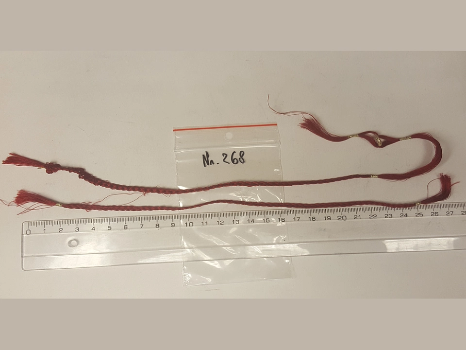 Asservat 268: 2 geflochtene rote B&auml;nder 