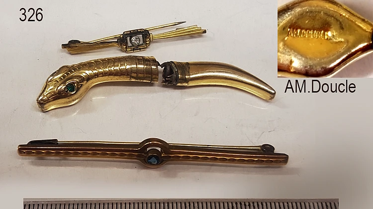 Asservat 326: Anstecknadeln / zu &ouml;ffnende Schlange / AM.DOUCLE