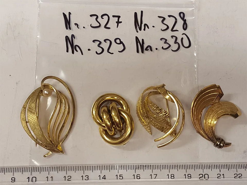 Asservat 327 bis 330: Anstecknadeln / Broschen