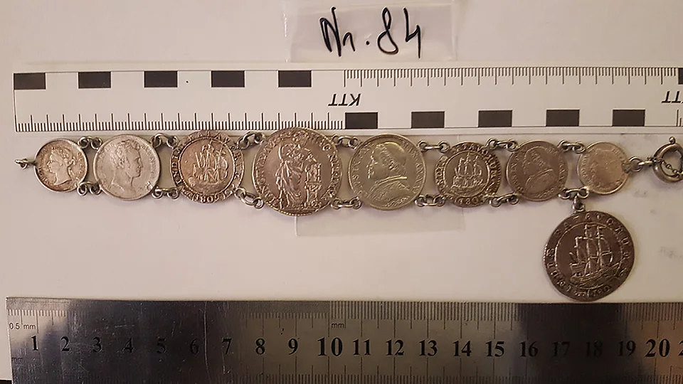 Asservat 84: Ketten bestehend aus mehreren M&uuml;nzen