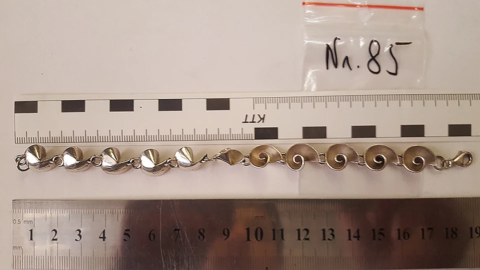 Asservat 85: Ketten / die Einzelelemente sind unten spiral und oben zu einem H&uuml;tchen geformt