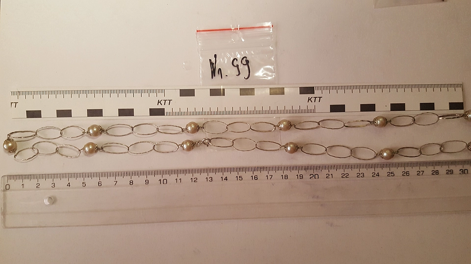 Asservat 99: Kette / nach drei Bindegliedern jeweils eine Perle