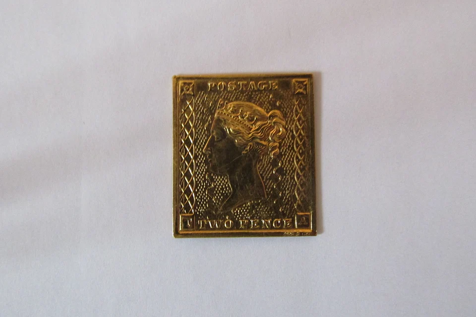 Abbildung einer mutma&szlig;lich gestohlenen goldenen Briefmarke