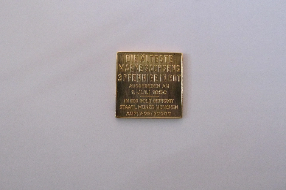 Abbildung einer mutma&szlig;lich gestohlenen goldenen Briefmarke