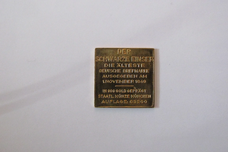 Abbildung einer mutma&szlig;lich gestohlenen goldenen Briefmarke