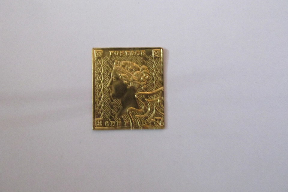 Abbildung einer mutma&szlig;lich gestohlenen goldenen Briefmarke