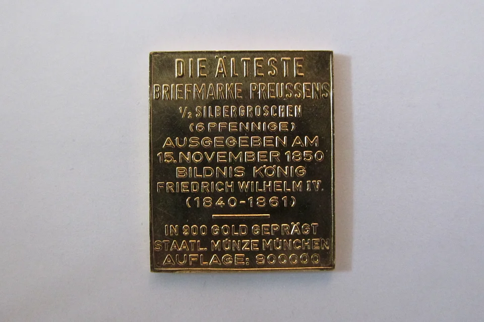 Abbildung einer mutma&szlig;lich gestohlenen goldenen Briefmarke