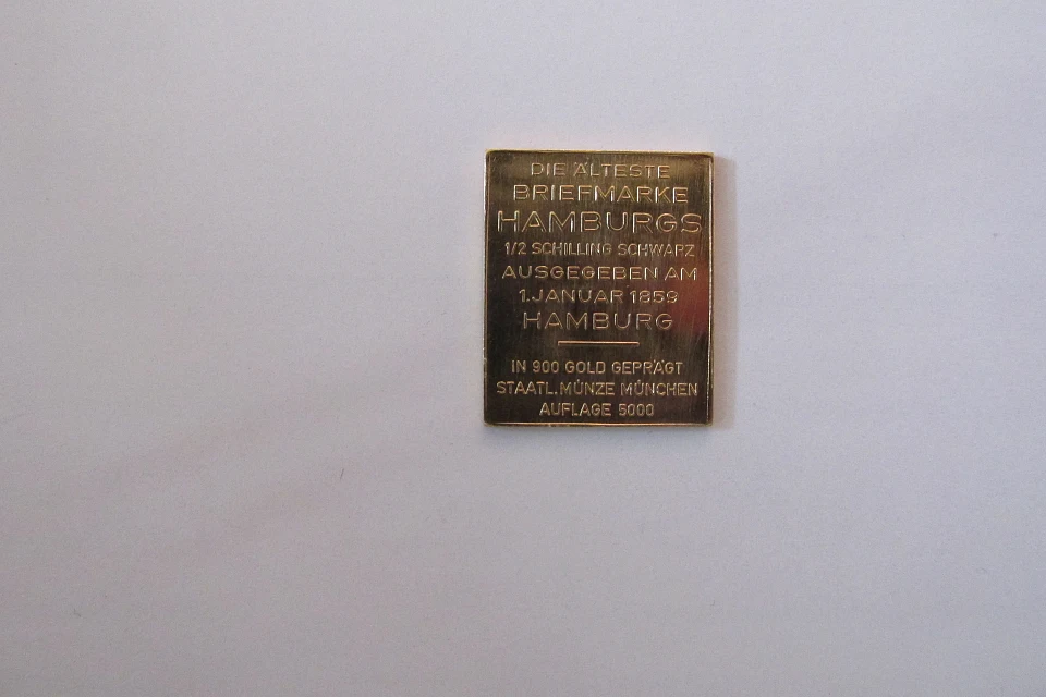 Abbildung einer mutma&szlig;lich gestohlenen goldenen Briefmarke