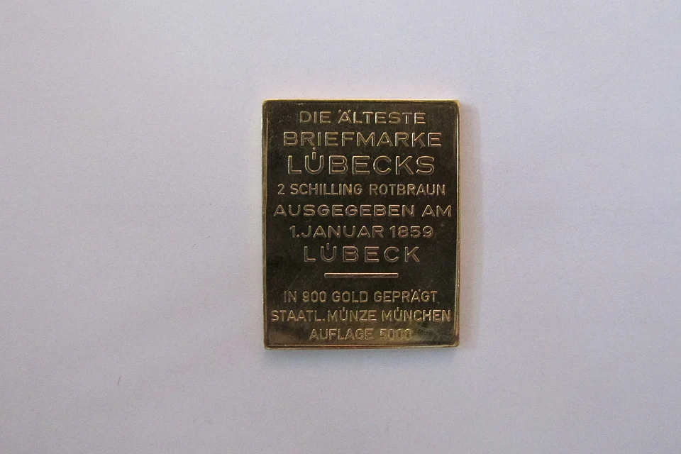 Abbildung einer mutma&szlig;lich gestohlenen goldenen Briefmarke