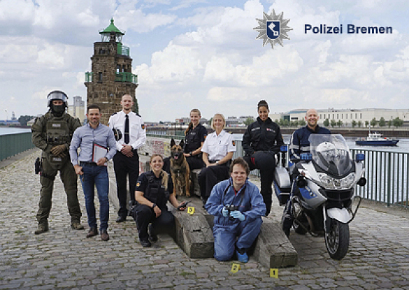 Foto mit diversen Polizeibeamten:innen in den unterschiedlichen Uniformen