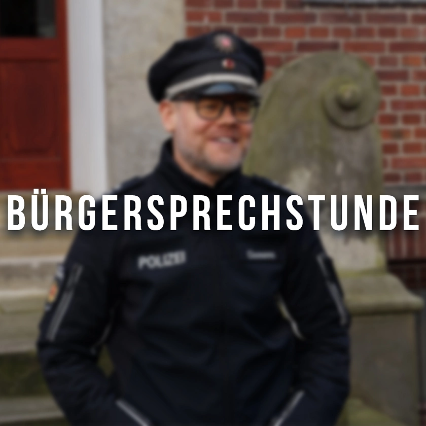 Auf dem Foto ist ein Polizist vor dem Revier im Steintor zu sehen.