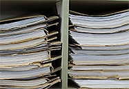 Auf dem Bild ist ein Stapel Akten zu sehen.