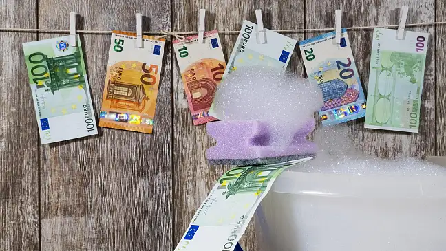 Geldscheine, die an einer Wäscheleine hängen