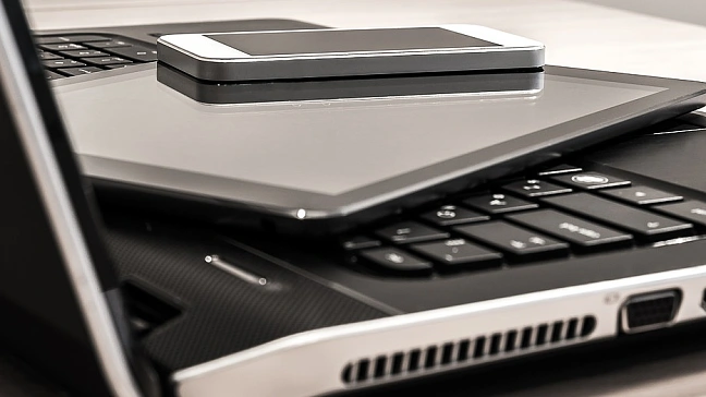 Foto von einem Laptop, Tablet und Handy 