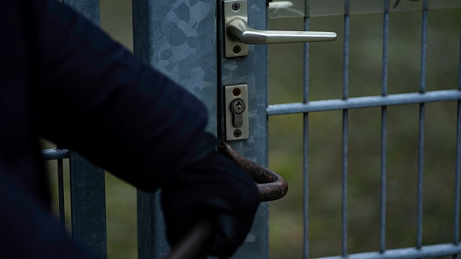 Person, die eine Tür aufbricht 