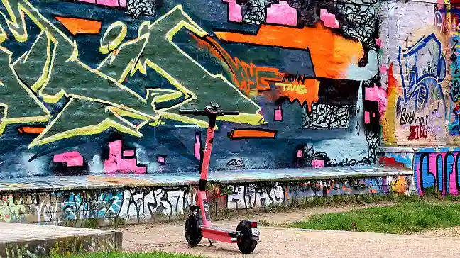 Farbschmierereien an einer Tunnelwand